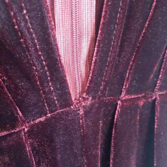 Tobi Red Velvet Romper Sz Small - Picture 5 of 6